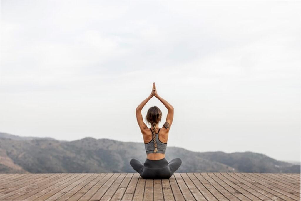 Yoga en nuestro cuerpo | El yoga es una práctica que unifica la mente con el cuerpo y espíritu por medio de posturas, técnicas de respiración y meditación.